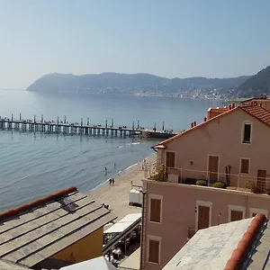 Ensemble Di Vayadu 3* Alassio